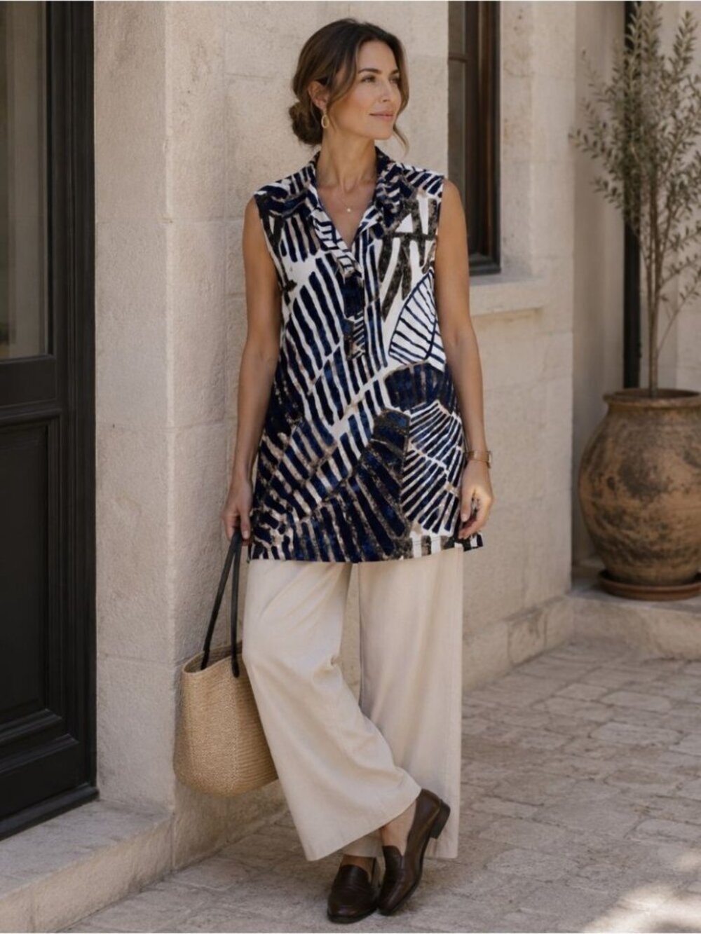 Frank Lyman Abstract Sleeveless Tunic Top Blue White 10 Artsy Career Chic Mature